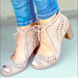 Vince Camuto Tarita heels (lace-up)